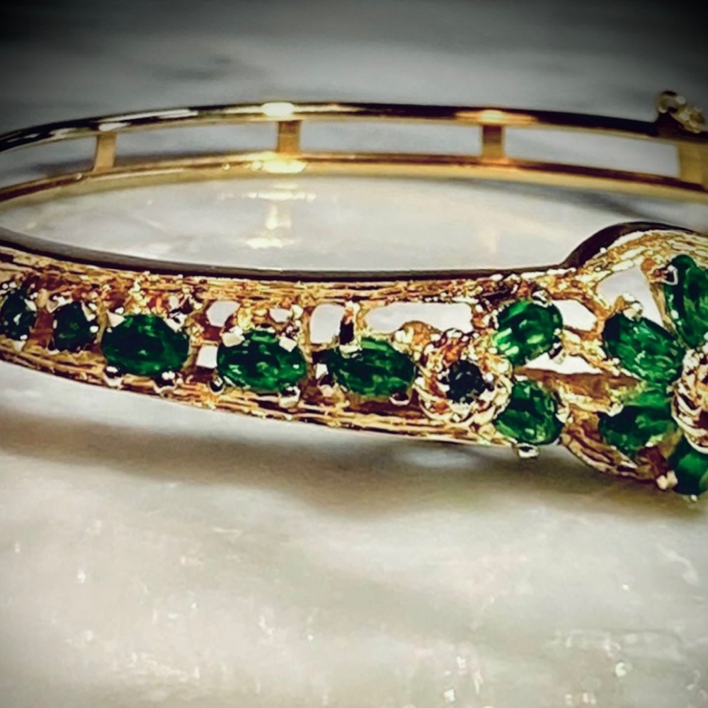 💚Vintage Estate Solid 18k Yellow Gold Genuine Emerald hinged bangle bracelet 💚 - Picture 8 of 10